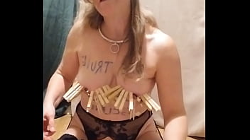 2025 10 08 Esclave F commente sa soumission et se fouette