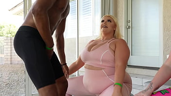 Personal Trainer's BBC gets sucked by two busty blonde BBWs