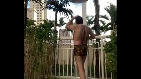 Aynshar takes a bath