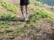 AMATEUR ITALIAN OUTDOOR SQUIRT - Professoressa beccata mentre squirta all'aperto (dialoghi italiani)