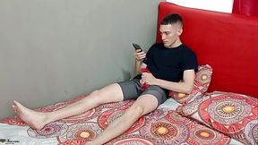 El hijastro es descubierto masturb&aacute_ndose con la ropa interior de su madrastra PARTE 1
