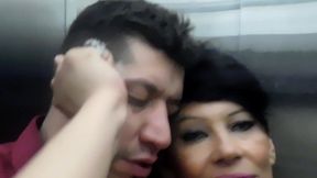 98 encontre al vecino se la chupe en el ascensor y me lleno el culo de leche en el balcon, capitulo 98