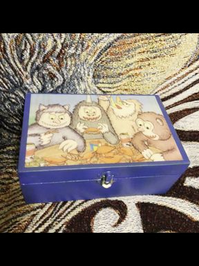 Suzy Wylde Is a Creator That Creates Art & Usable Items