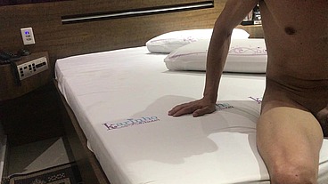 segurança de shopping faz sua vizinha com o rabão gigante engolir o pau dele, ela faz beijo grego e deda o cuzinho virgem dele