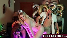 Friends with benefits: Teen and MILF wild freeuse party