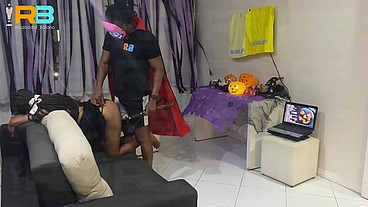 Realizador Baiano promove Festinha de Halloween privada com muito BDSM , Spanking e Dominação . Swing liberal entre casais e menage. Halloween party with group sex between couples, hotwi
