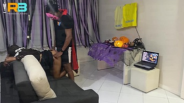Realizador Baiano promove Festinha de Halloween privada com muito BDSM , Spanking e Dominação . Swing liberal entre casais e menage. Halloween party with group sex between couples, hotwi