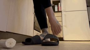 GIRL CRUSHING BANANA UNDER HER FEET - MP4 HD