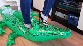High heels inflatable toys crush, inflatable crocodile crush, high heels crush, inflatable mattresses crush, beach balls crush