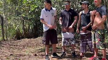 Suruba no mato com os amigos do futebol.