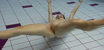 Redhead sexy teen mistress under water undressing on cam
