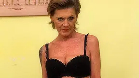 Naughty Mature Lady Playing With Her Pussy - MatureNL