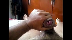 Policial mostra o cacete bab&atilde_o