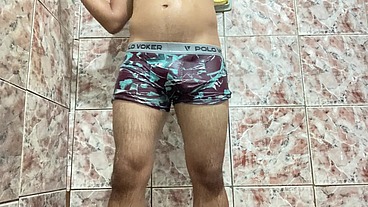 Meu pau ficou duro quando tirei a cueca toda
