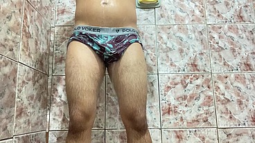 Meu pau ficou duro quando tirei a cueca toda