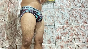 Meu pau ficou duro quando tirei a cueca toda