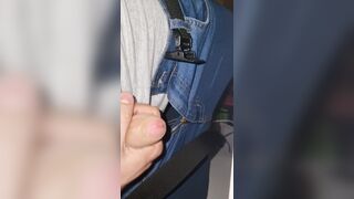 Pau peludo batendo uma punheta gostosa no trabalho