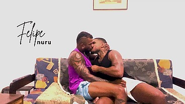 Felipe Nuru TRANSANDO COM AMIGO DOTADO NO SOFÁ DE CASA
