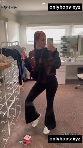 Hottie teen influencer shows off her slim figure on TikTok