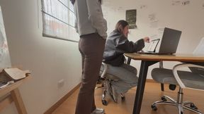 Mi compañera de clase lesbiana me folla rico mientras tiene una clase