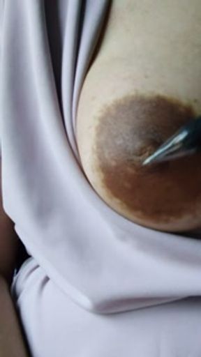 "Oh!? Nipple cracks feel great!!" A perverted Japanese woman who masturbates with a ballpoint pen ♥️
