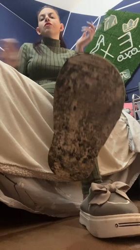 Ignore you, smocking my cigarette with dirty slippers