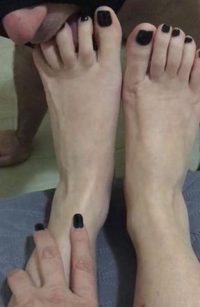 Piedi e sperma e la bestia ripulisce