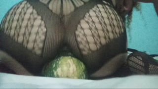 Me masturbo delicioso con  mi verdura grande