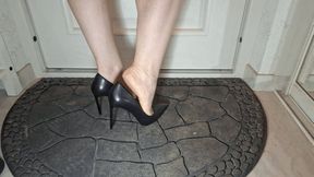 Waiting at the door and dipping 3 Sh