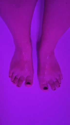 Wet feet wiggling in shower