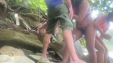 Suruba de casais na praia na frente de todo mundo