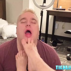 Kinky Donnie Troy Foot Worshipped By Blond Chub Matt