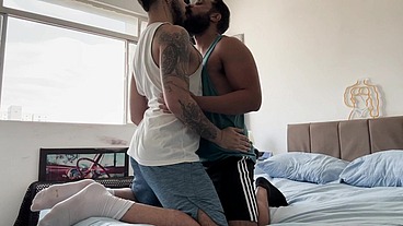 SENDO ARROMBADO PELO BOY PARRUDO E PENTELHUDO