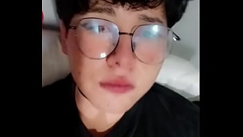 Peque&ntilde_a femboy masturbandoce