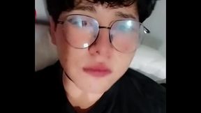 Peque&ntilde_a femboy masturbandoce