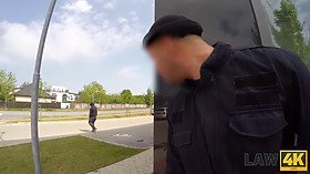 Teen weiß nicht, wohin der Sicherheitsbeamte sie gebracht hat, aber sie wird gefickt