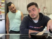 Mi hermanastro me preña el culo a escondidas en la cocina de nuestra casa