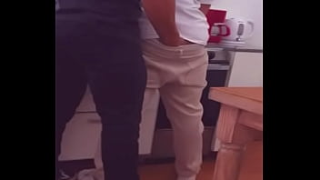 Compa&ntilde_ero de departamento me toca y se prende y me folla en la cocina