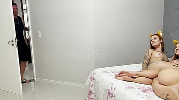 Meu namorado chegou de surpresa e me pegou na cama com as amigas, comeu todas as ruivinhas