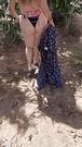Loira de luxo na mata