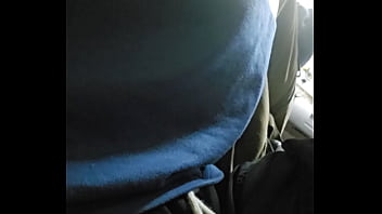 Peguei o &ocirc_nibus para trabalhar de manh&atilde_ e o cara foi rosano o pau no meu bra&ccedil_o.