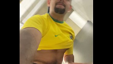 NO BANHEIRO P&Uacute_BLICO TUDO PODE ACONTECER QUANDO HOMENS SE ENCONTRAM NA MADRUGADA - PARTE 01