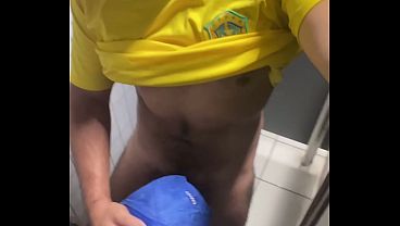 NO BANHEIRO P&Uacute_BLICO TUDO PODE ACONTECER QUANDO HOMENS SE ENCONTRAM NA MADRUGADA - PARTE 01
