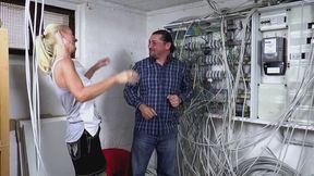 THE SLUTTY MILF OFFERS HER HOLES TO HER HELPFUL NEIGHBOR