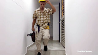 Λατίνα με μεγάλο κώλο, μελαχρινή, κάνει ατημέλητη πίπα στον καλοντυμένο Ντέιβιντ Μπάντερ, ο οποίος στη συνέχεια την γαμάει σκληρά