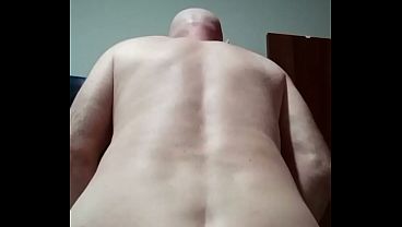 Ops68ops e il dildone in primo piano