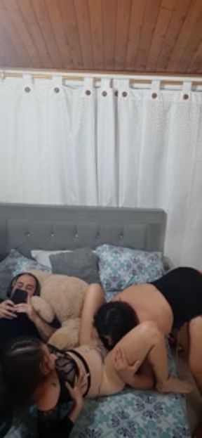 my hot friends fuck in front of me.