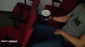 Acudo al cine porno y me follo al que la tiene más grande ?