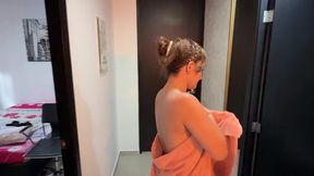 mi madrastra de culo grande se ducha con la puerta abierta como pretexto para que la folle.