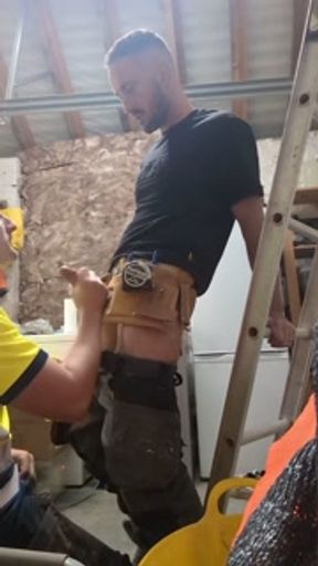 Tradie lad drops to his knees 🍆💦